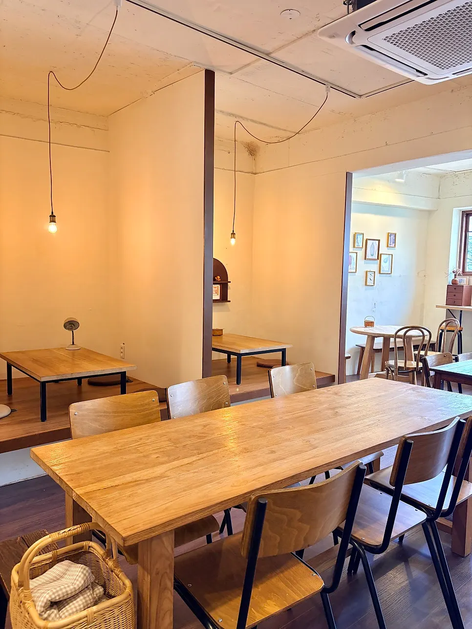 Sarugak20 table seating with warm lighting