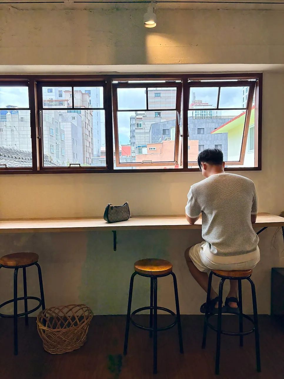 Sarugak20 window counter seats