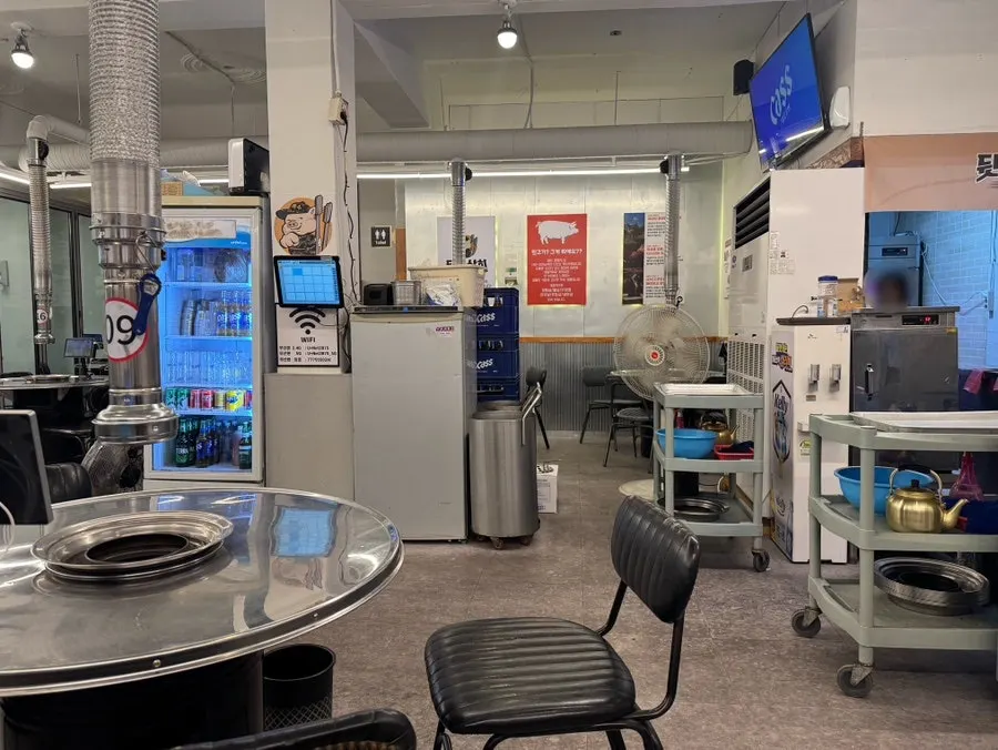 Spacious interior of Dwitdon Sanghoe, Jeonpo Branch with many tables