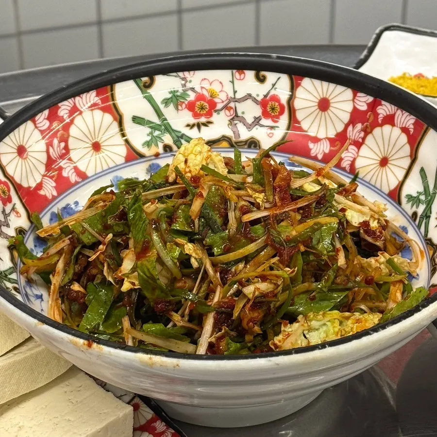 Pickles, gat kimchi and other side dishes with dipping sauces