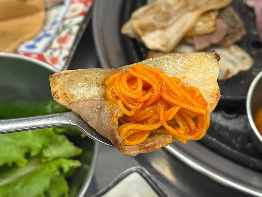 Grilled rare cut with a chewy texture