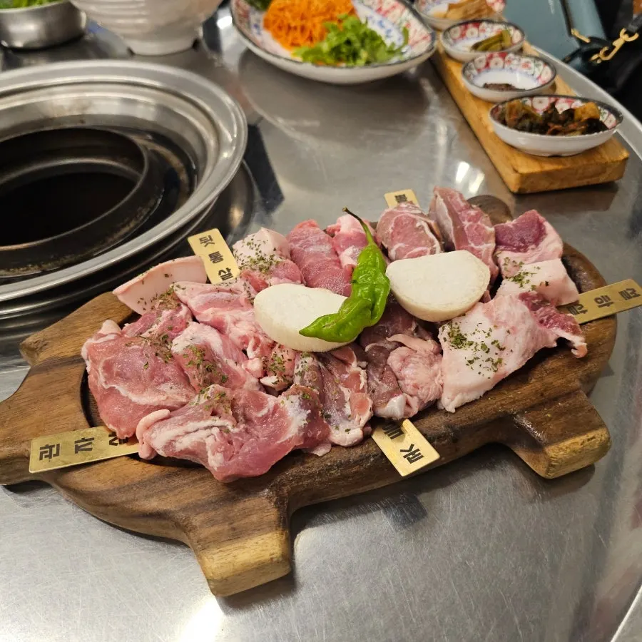 Dwitgogi cuts arranged on a pig-shaped plate