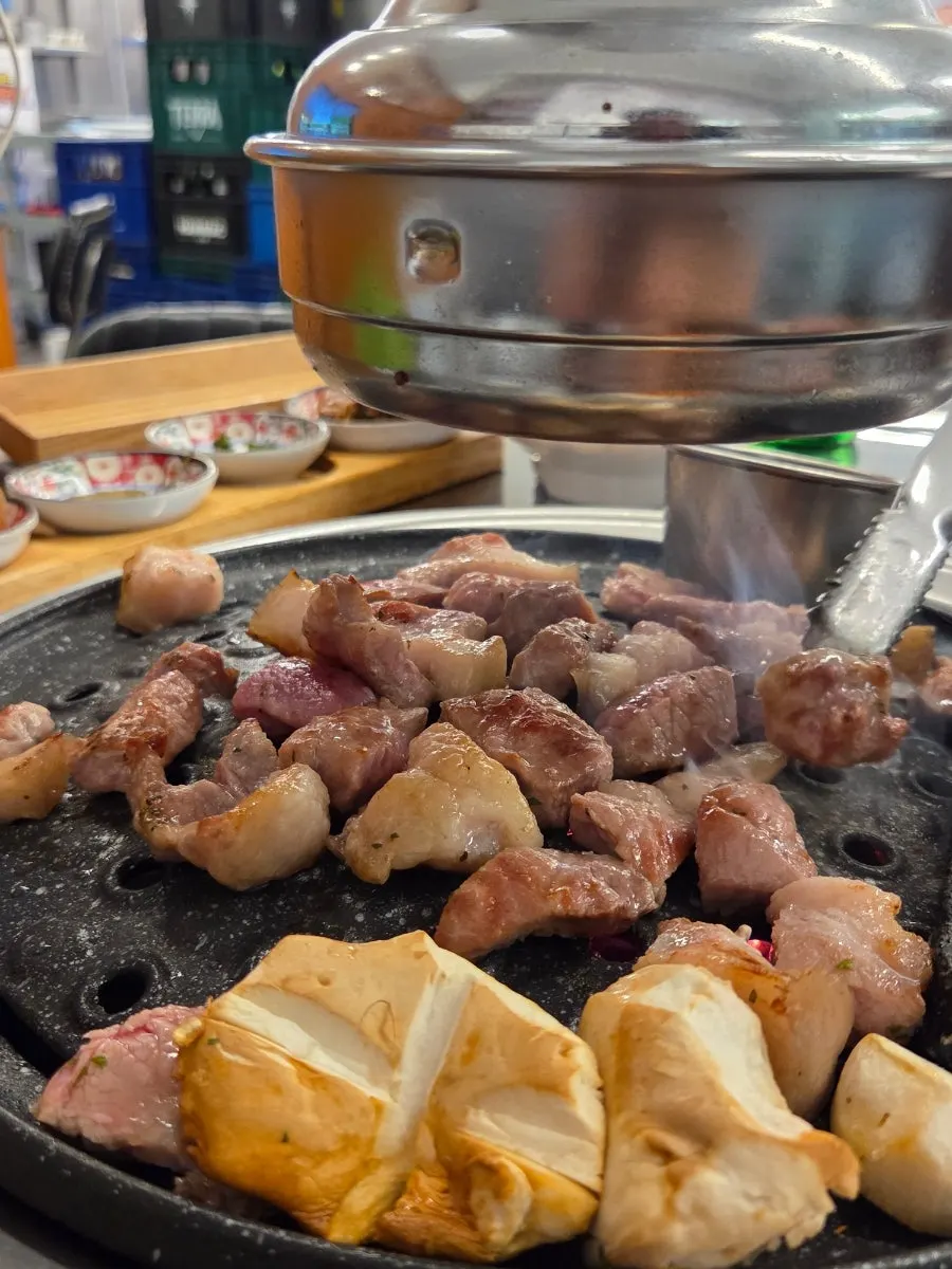소금에 찍어 먹는 뒷고기 한 점
