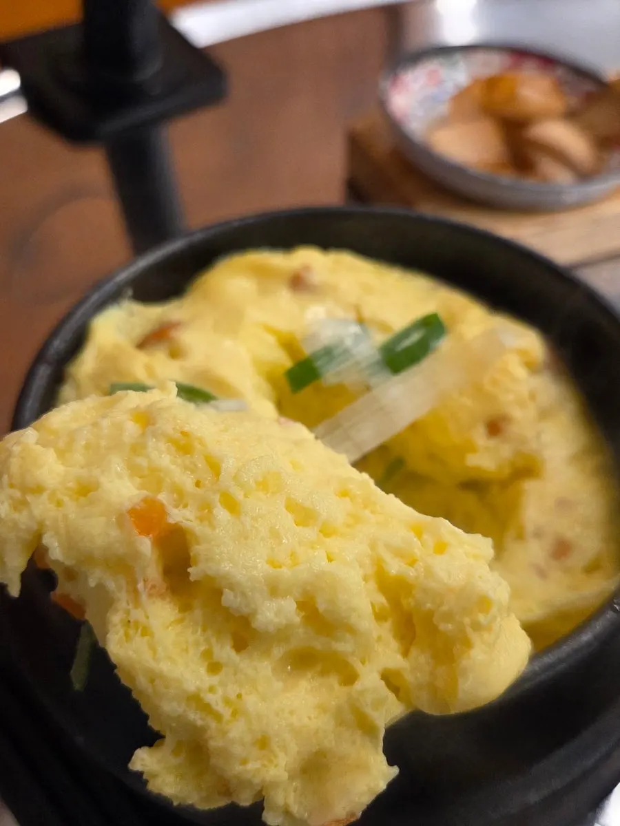 숟가락으로 떠낸 부드러운 계란찜
