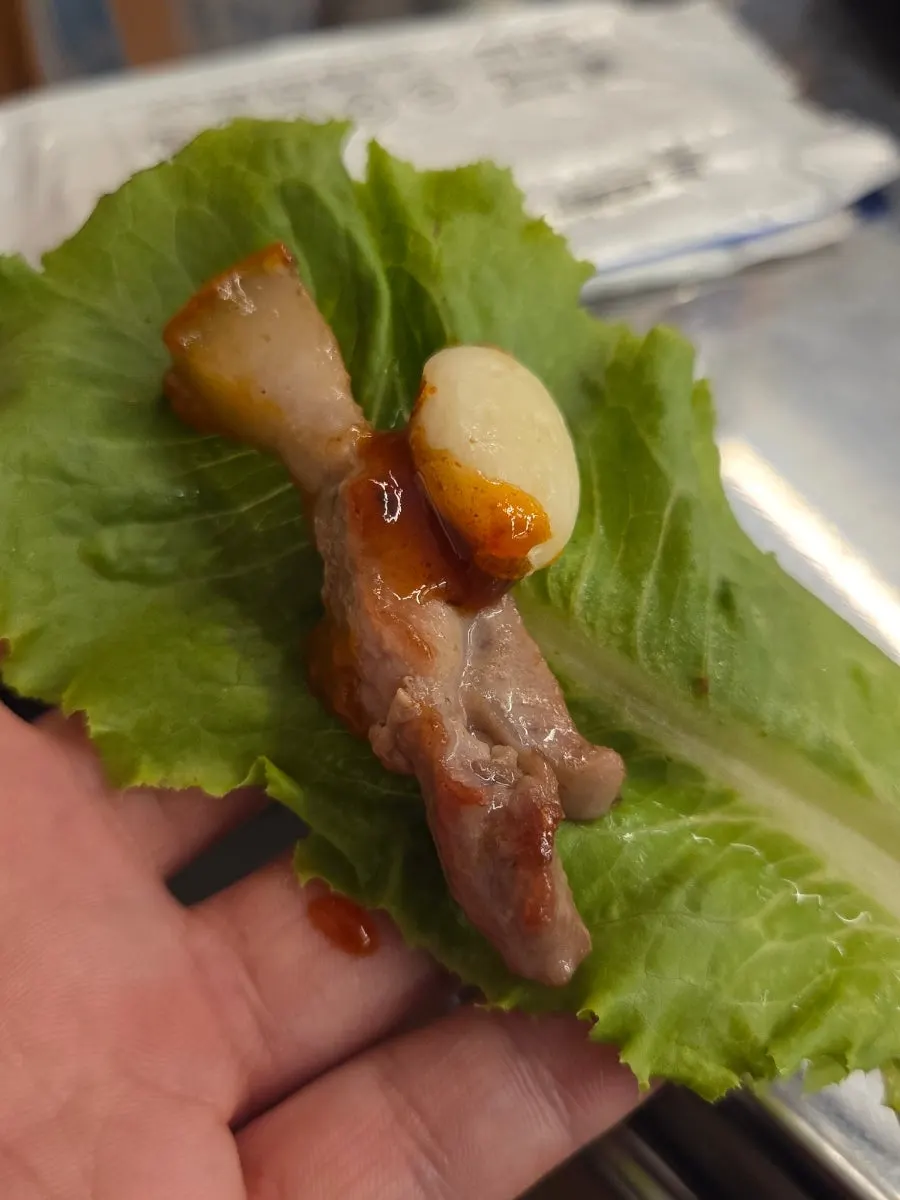고기와 계란찜을 함께 놓은 식탁
