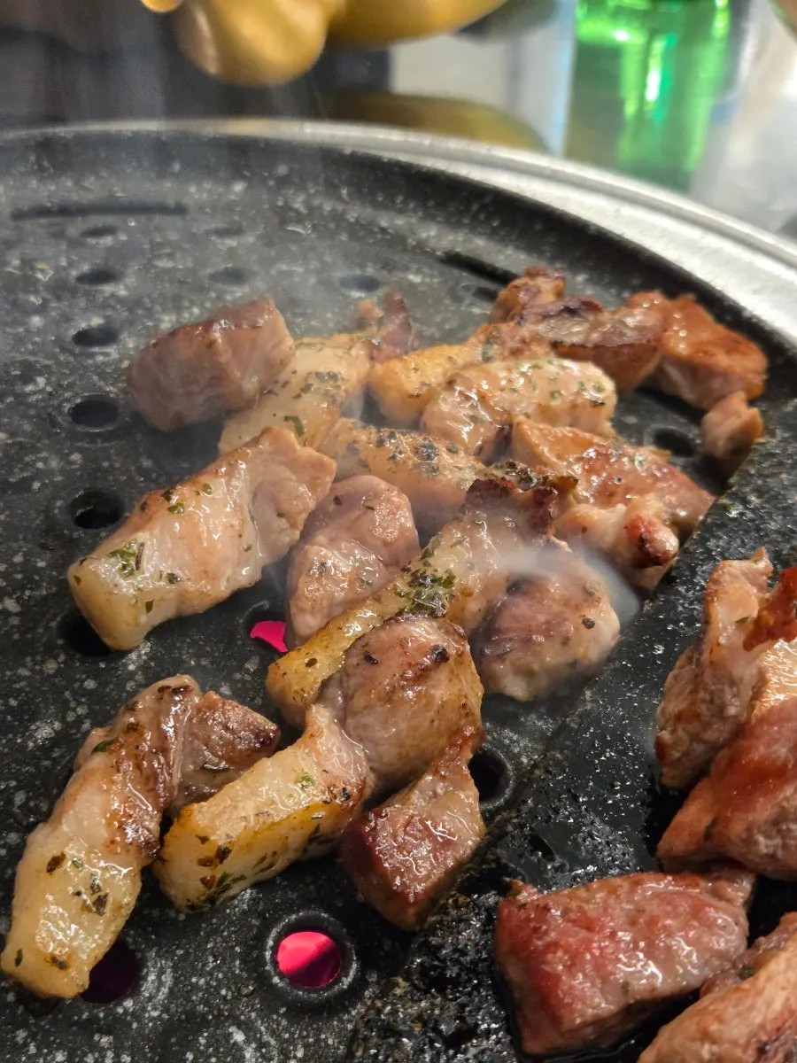 상추에 마늘 올린 쌈