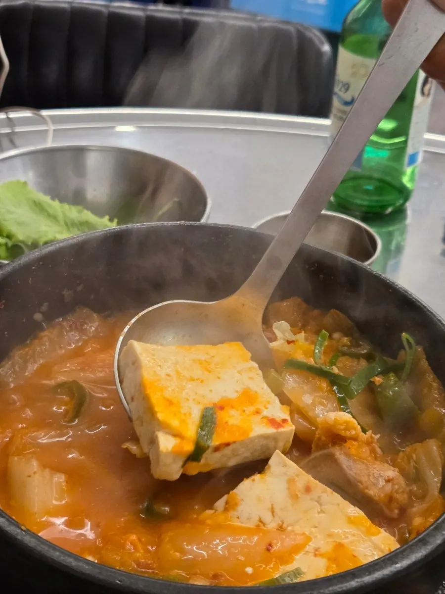 불판 가득 올린 고기와 사이드