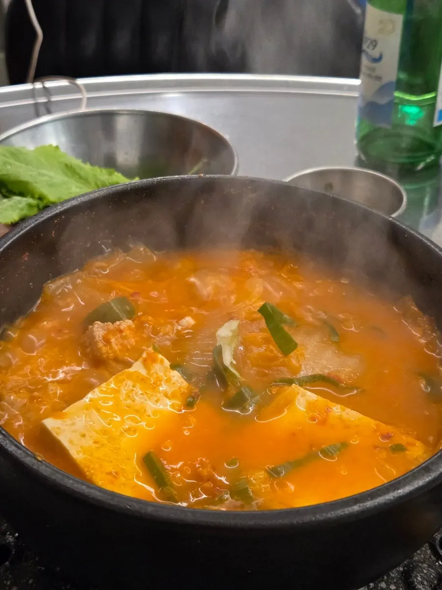 두부가 들어간 뜨끈한 찌개