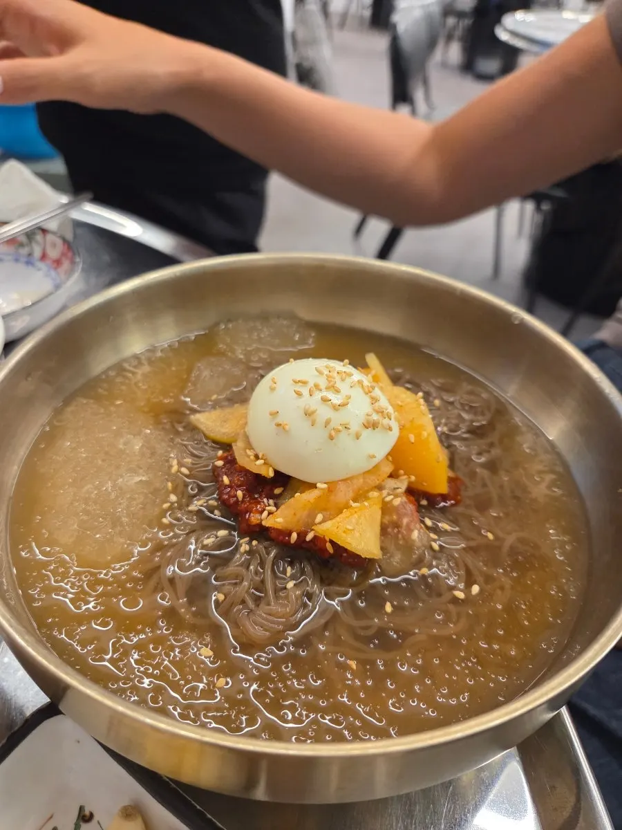 찌개 국물을 떠낸 숟가락