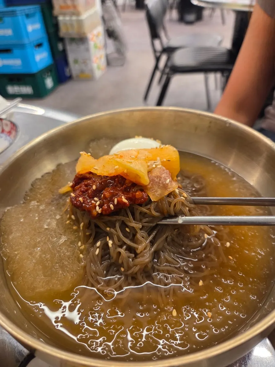 달걀 고명 올린 살얼음 냉면