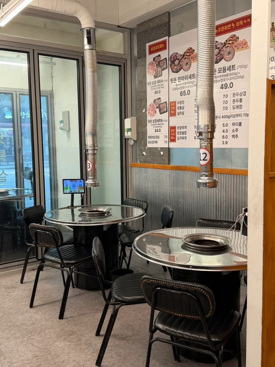 뒷돈상회 전포점 테이블과 구이 자리
