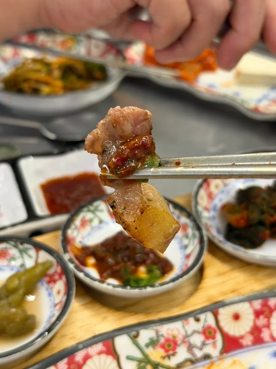 멜젓에 찍어 먹는 뒷통살 한 점