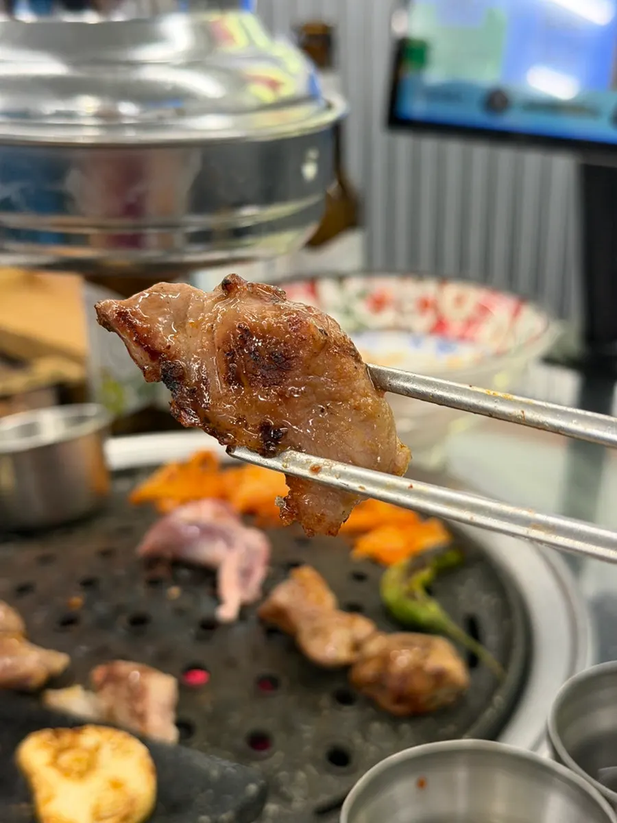 불판 위 여러 특수부위를 함께 굽는 모습