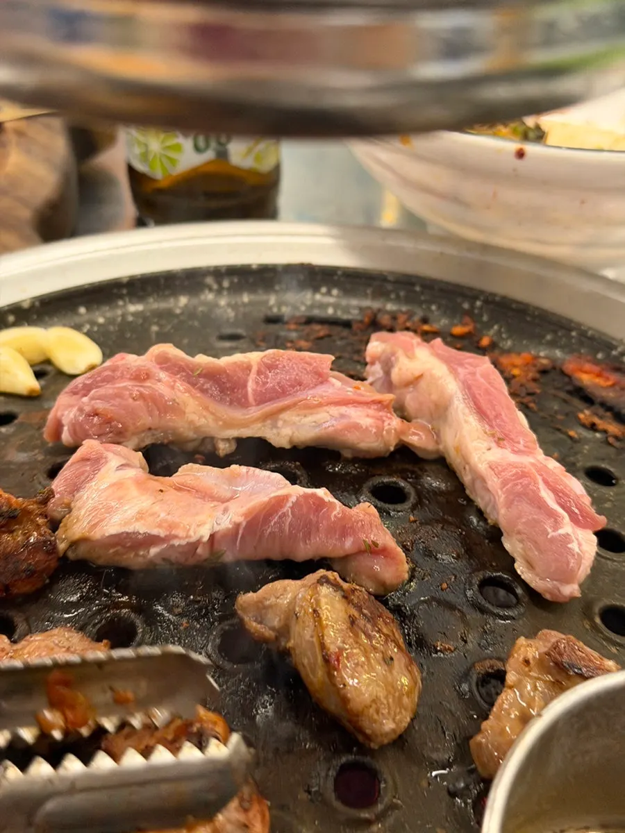 남은 부위까지 구워 담은 고기 접시