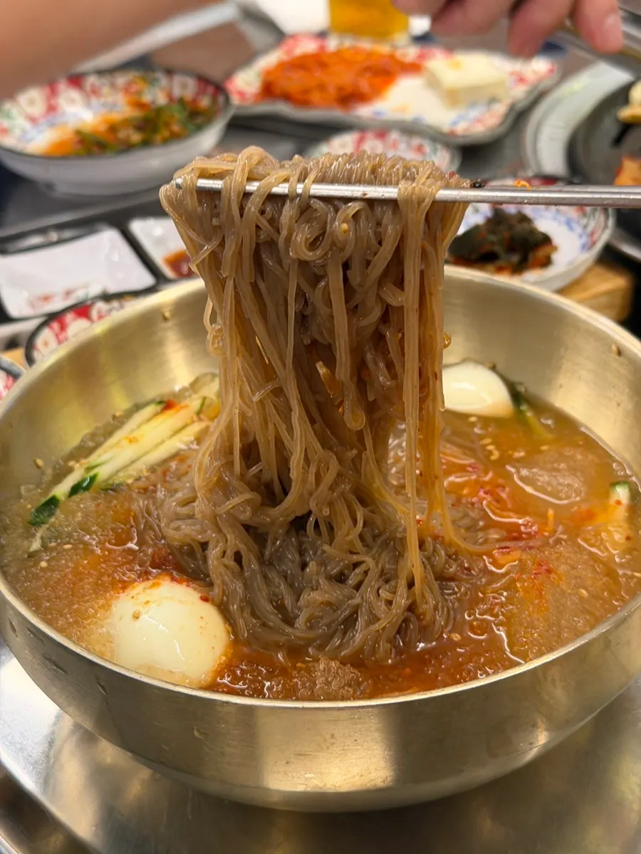 탱글한 면발의 냉면 한 젓가락