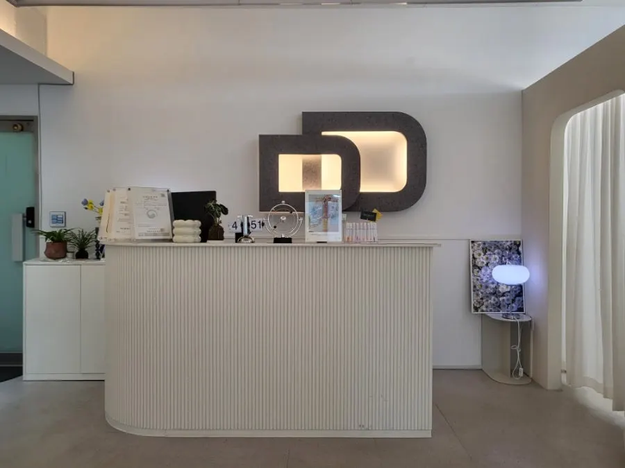 The double-D logo at Double D's entrance