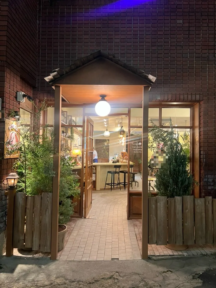 Exterior of Hippy café in a Jeonpo alley