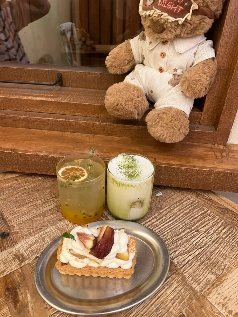 Fig fresh-cream pie and drink order