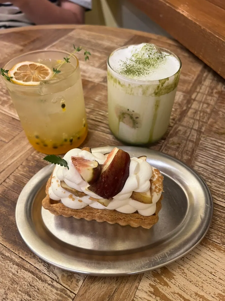 Neatly served pie and drinks
