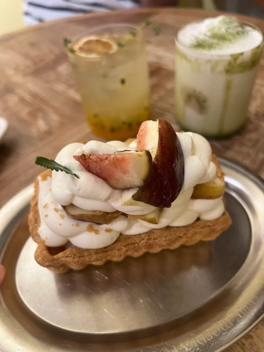 Cream pie and drinks on a table