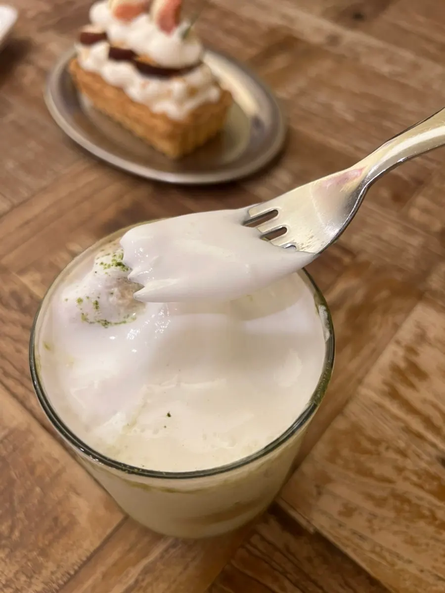 Matcha-Meogeun Hippy Latte topped with cream
