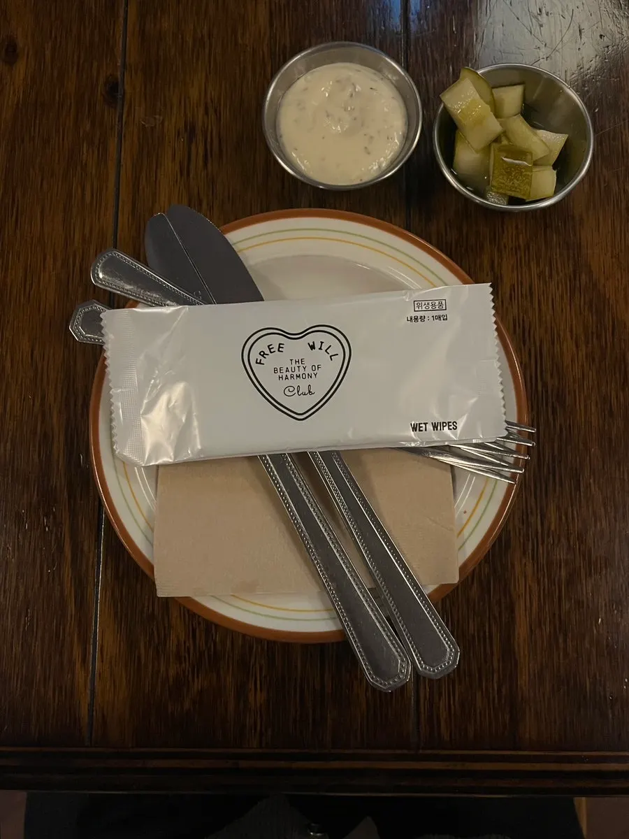 수제갈릭소스와 수제피클, 접시 세팅