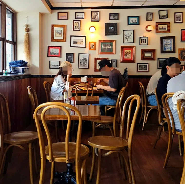 Outdoor table seating at Freewill Pizza