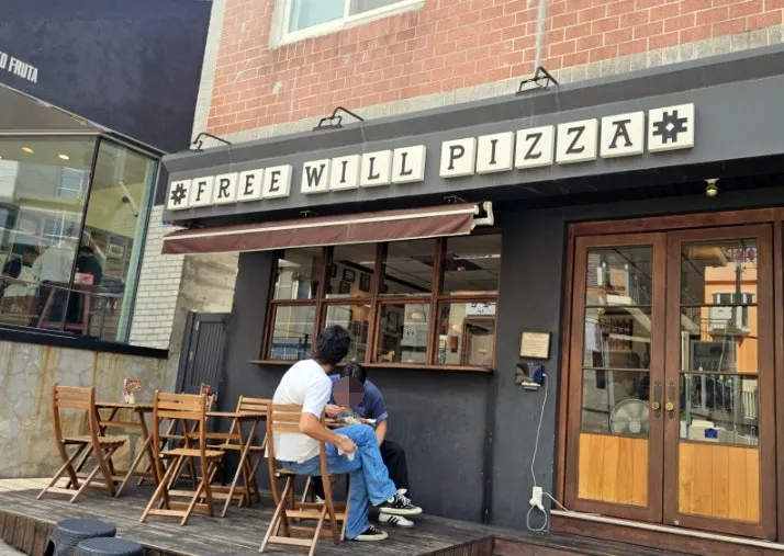 Interior atmosphere of Freewill Pizza