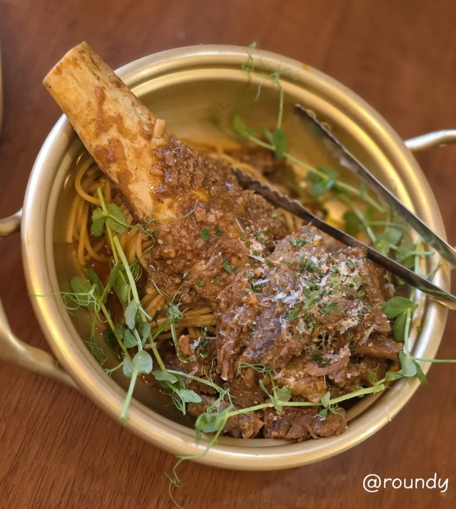 금빛 양푼에 담긴 갈비 파스타