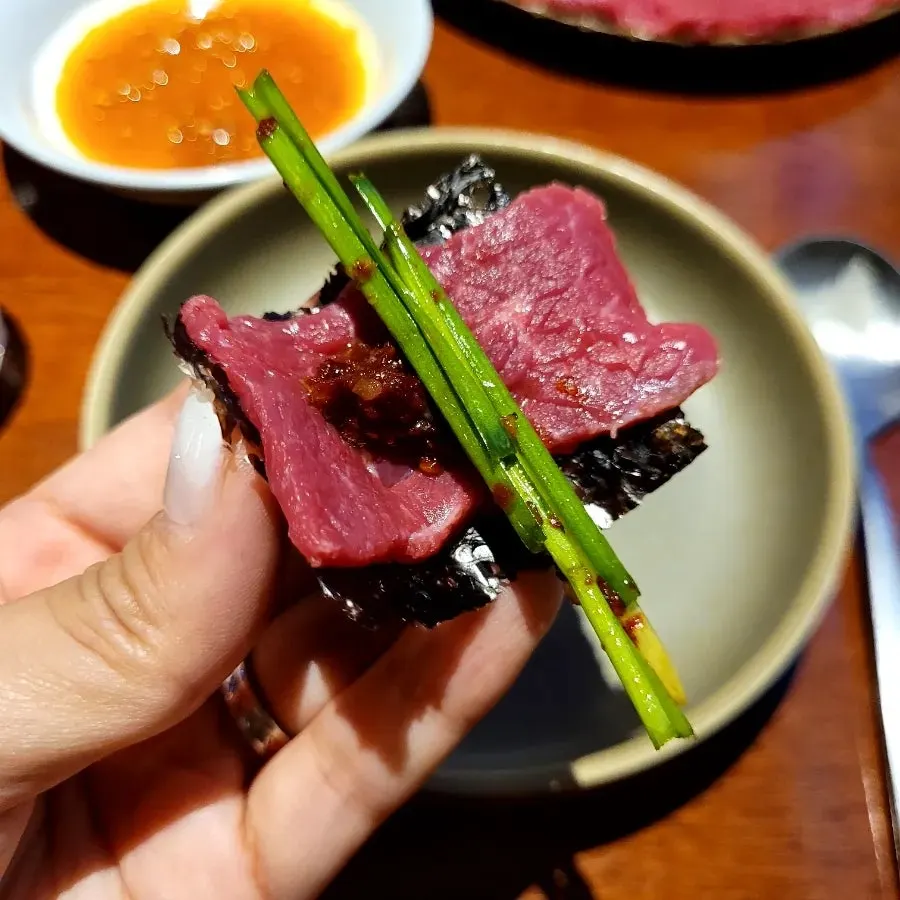 특제양념에 찍은 뭉티기 한 점