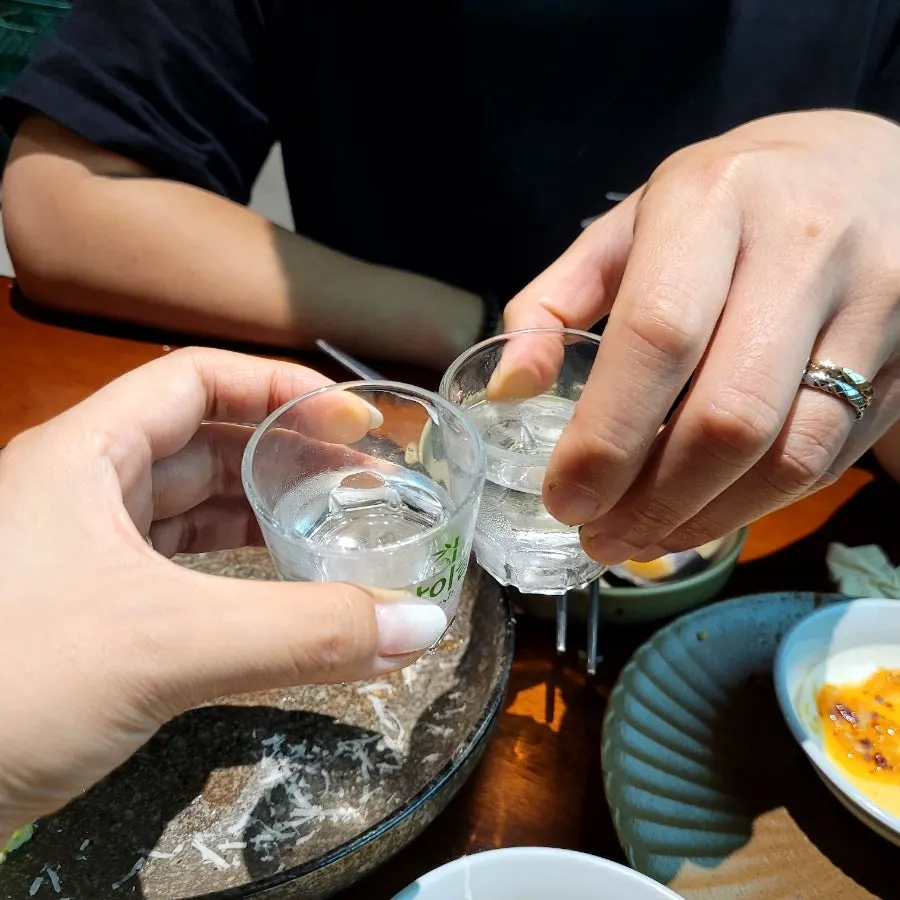 소주와 함께 놓인 육회묵은지말이