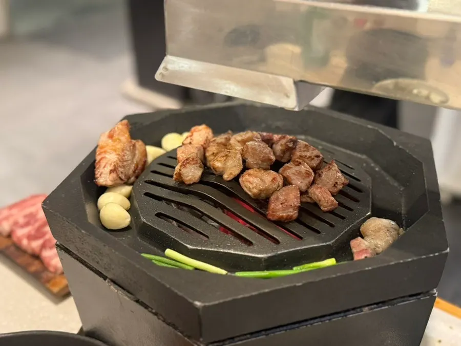 직원이 직접 구워주는 그릴링 서비스 장면