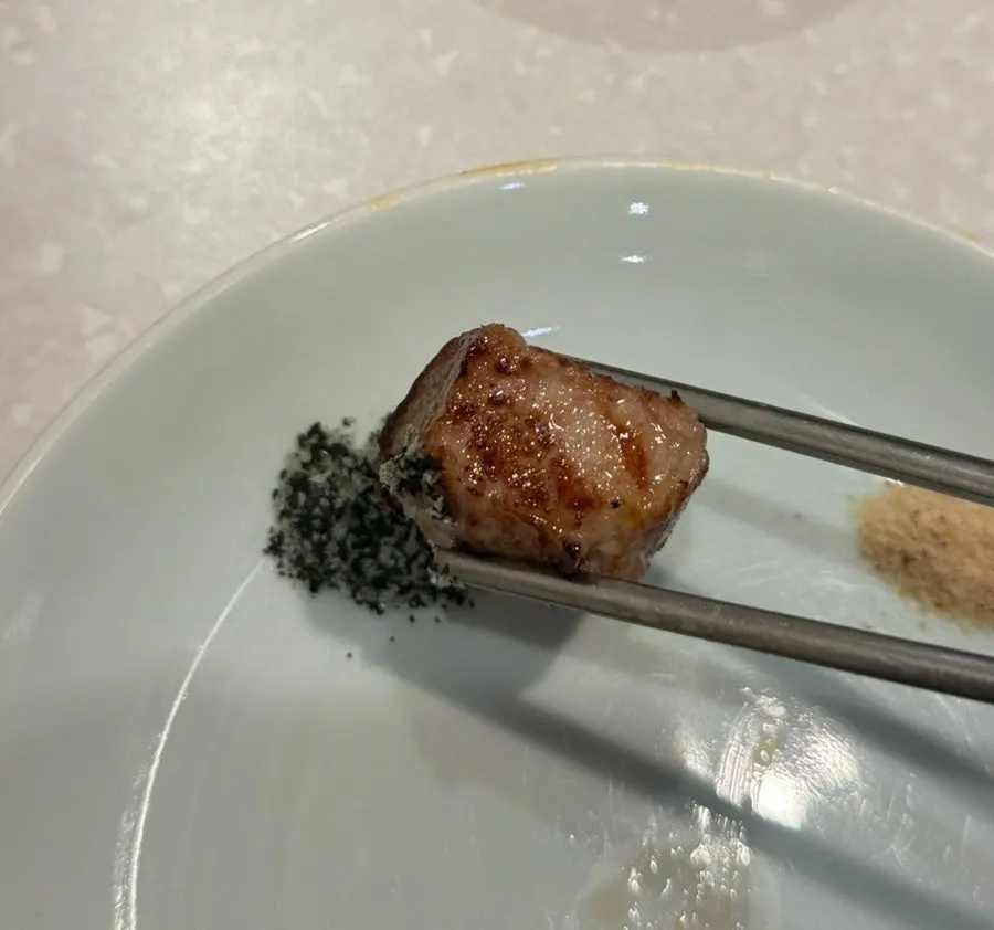 작은 그릴에 세팅된 구운 목살