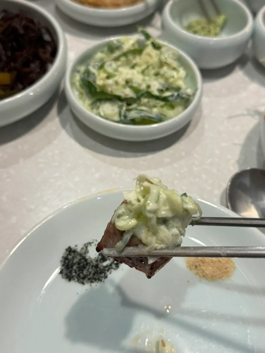 소금에 찍어 먹는 목살 한 점