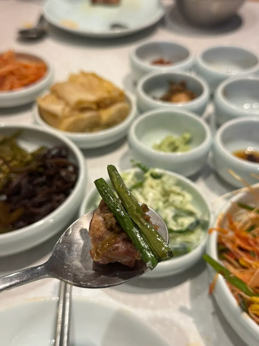 와사비에 찍어 먹는 구운 고기