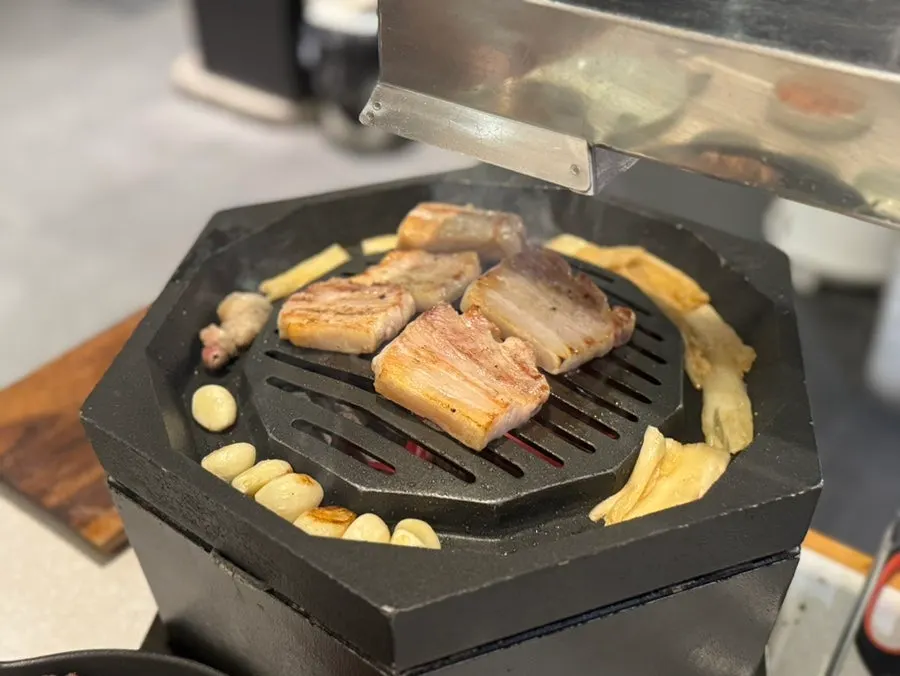 통마늘과 함께 구워진 삼겹살