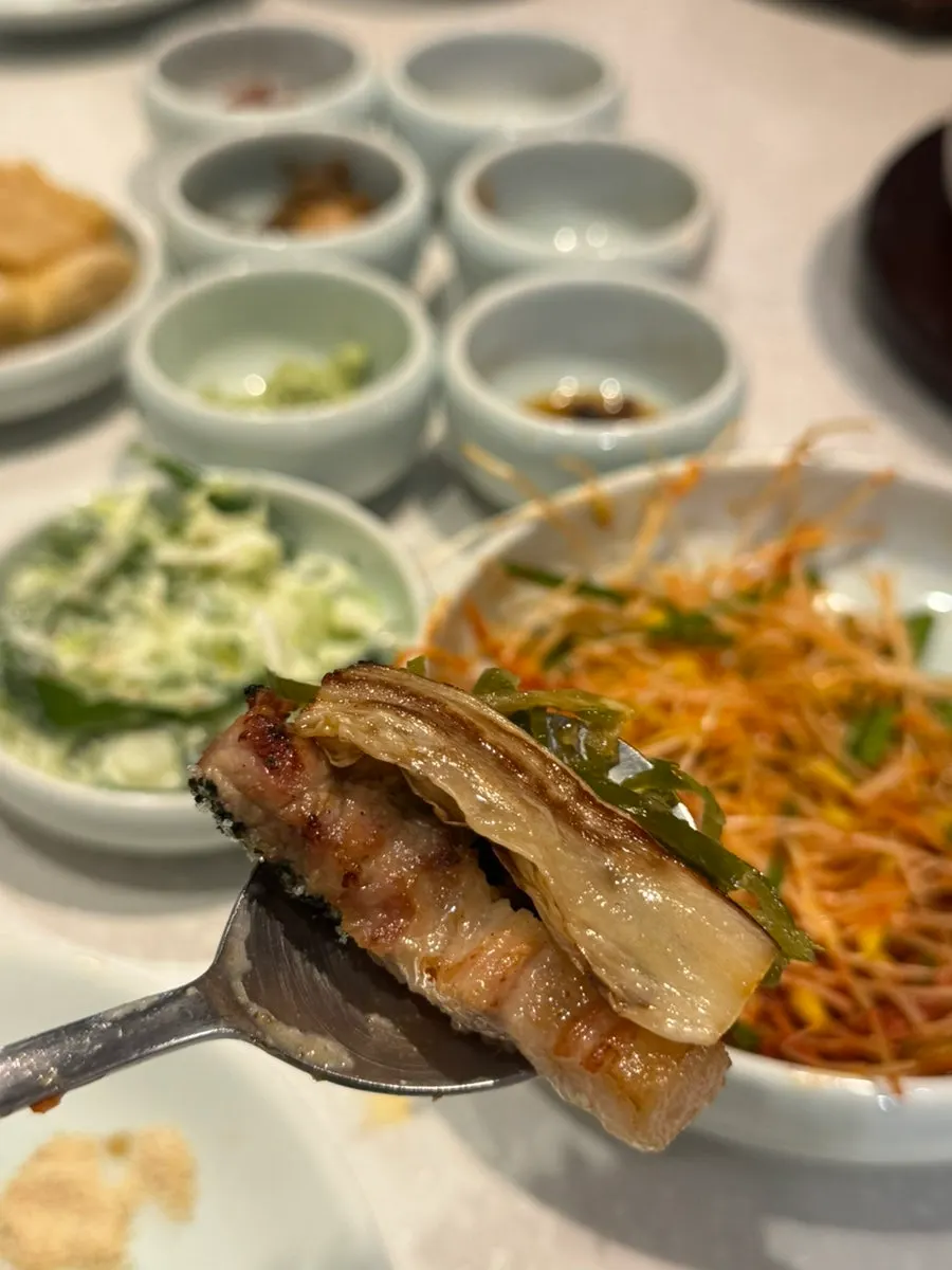 껍데기가 붙은 미박 항정살 구이