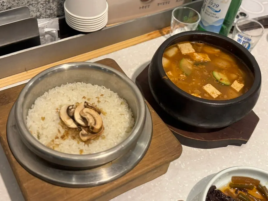 수향미 솥밥과 민물새우 된장찌개 상차림