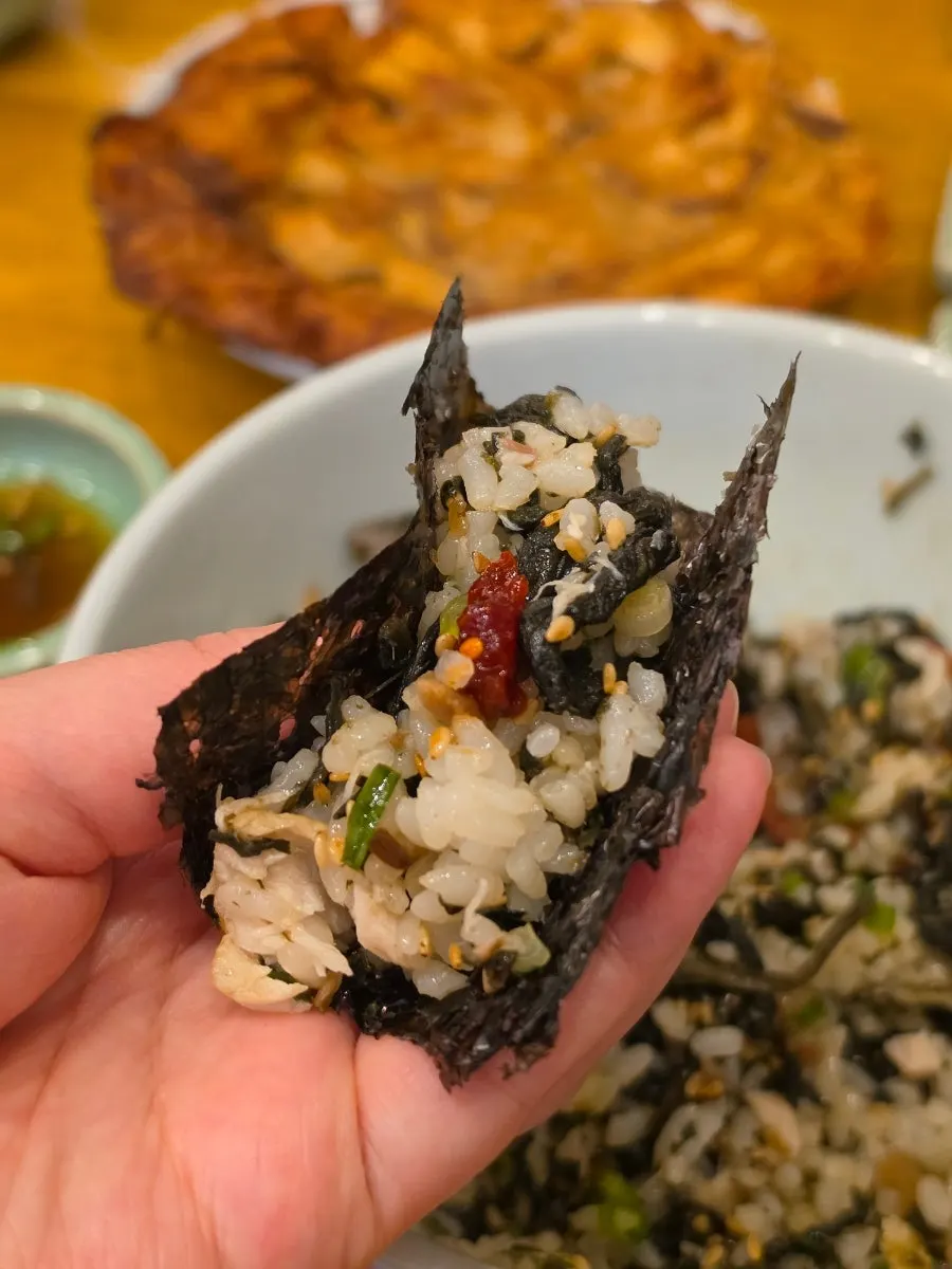 삼치를 으깨 비빈 곤드레밥