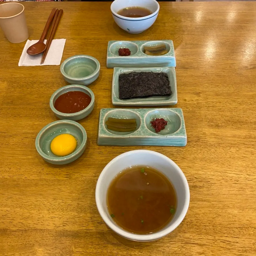 얼음컵과 함께 나온 코카콜라