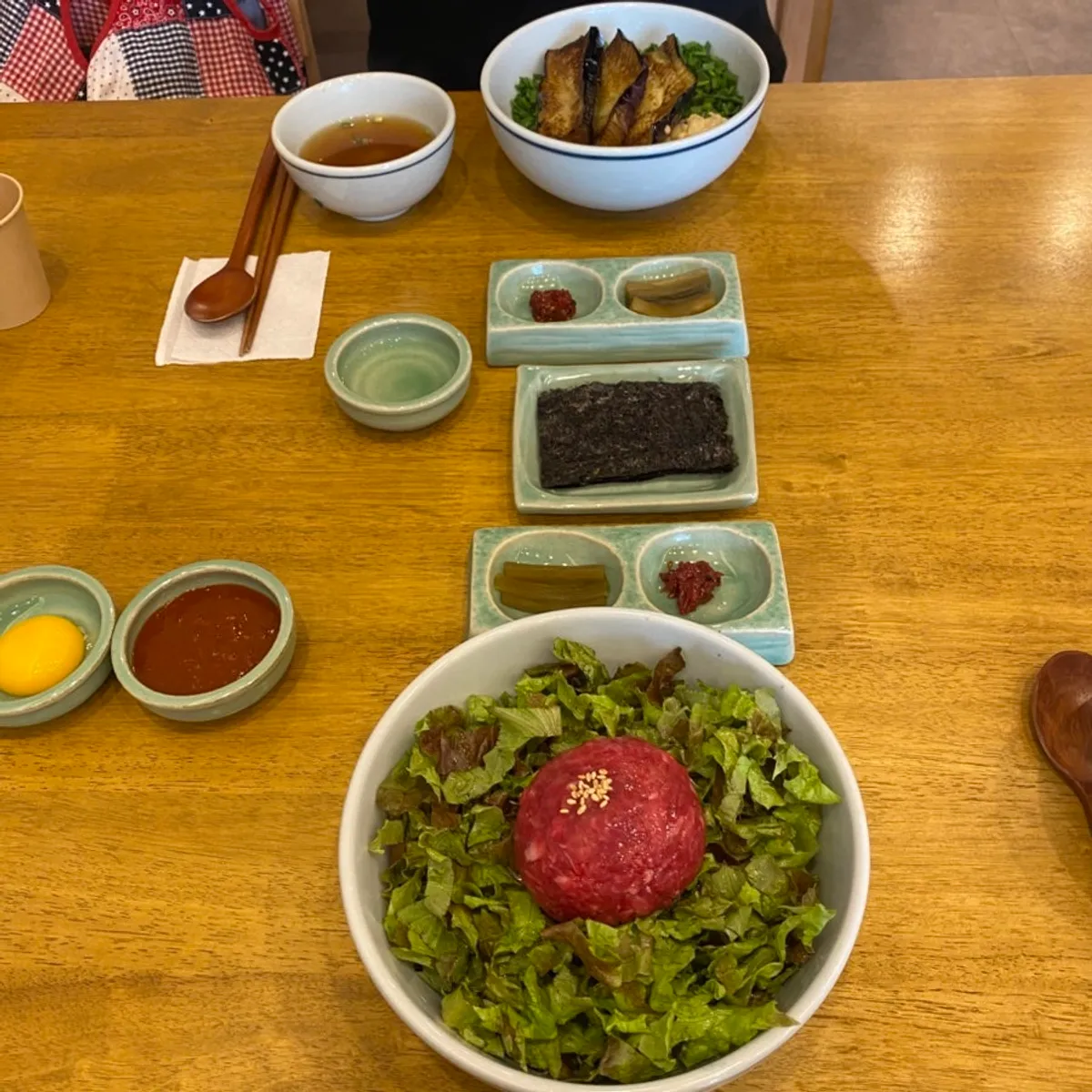 궁채와 비빔젓갈, 김, 국으로 차려진 밑반찬