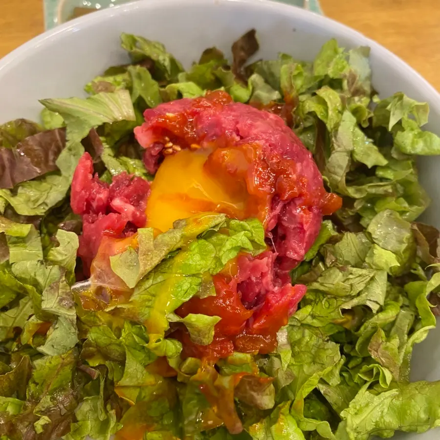 양념장을 넣어 비비기 시작한 육회비빔밥