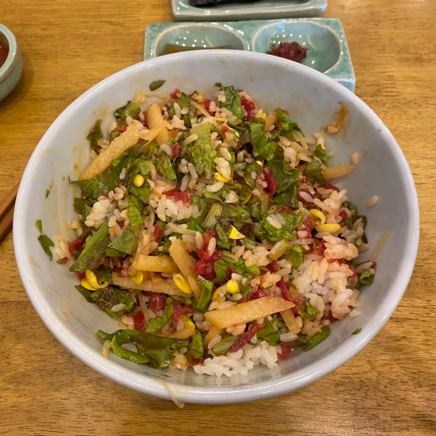 푸짐하게 비벼진 육회비빔밥