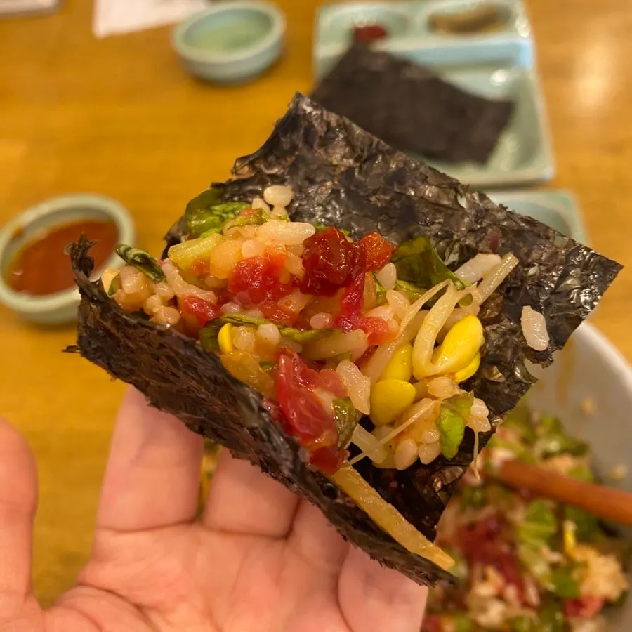 김에 싸 먹는 육회비빔밥 한 입