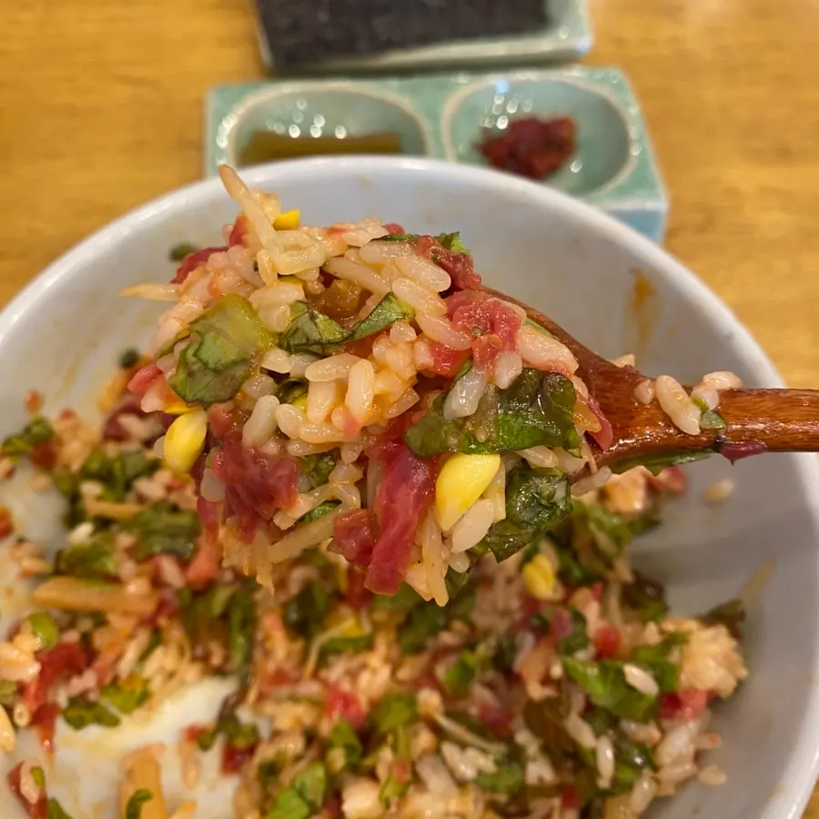 비빔젓갈을 얹은 김 쌈
