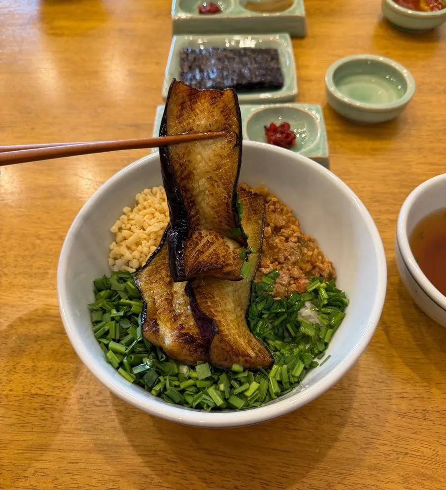 큼직하게 구운 가지가 올라간 덮밥
