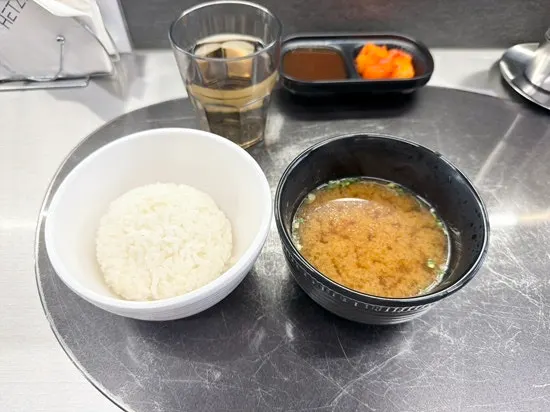 먼저 나온 흰쌀밥과 미소된장국