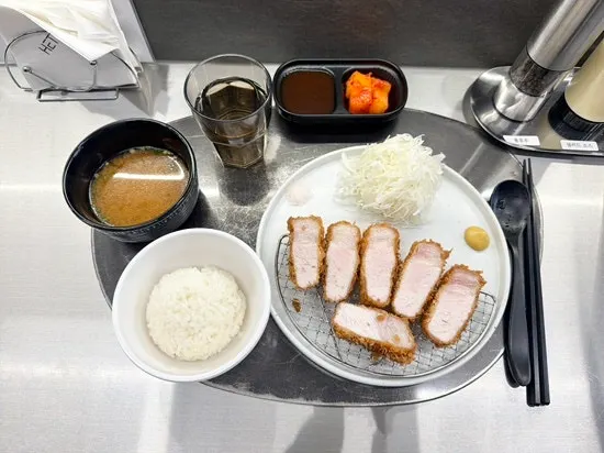 제주 흑돈 로스카츠 한 상 차림