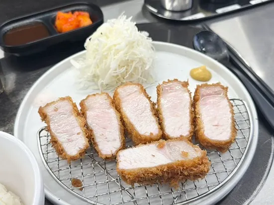 도톰하게 썰린 제주 흑돈 로스카츠