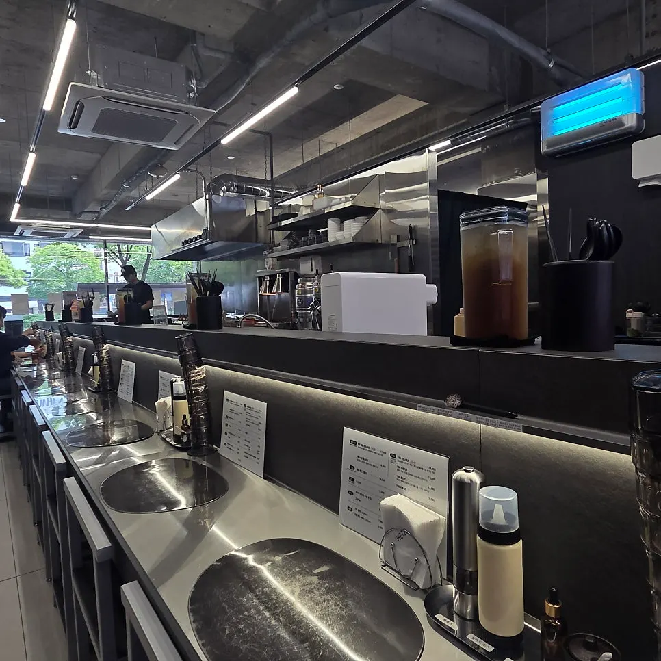 Interior of Hets Jeonpo Branch in white and silver tones